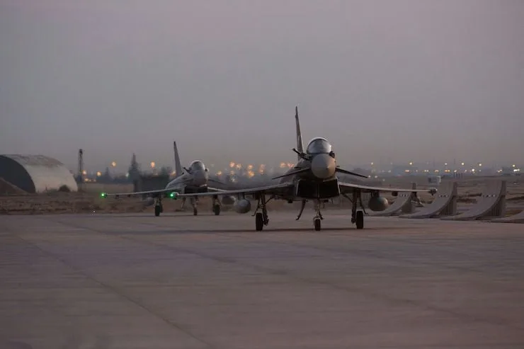 İngiltere-Kraliyet-Hava-Kuvvetlerine-ait-iki-Eurofighter-Typhoon-uçaği